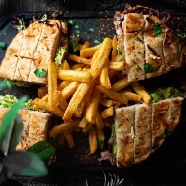 Gefülltes Brot mit Pommes