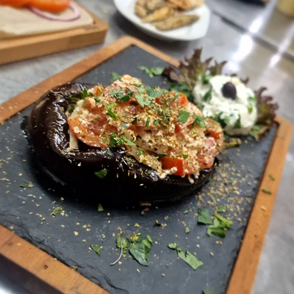 Überbackene Aubergine schön angerichtet