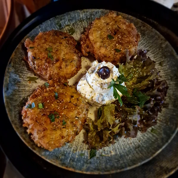 Puffer mit Tsatsiki und Salat