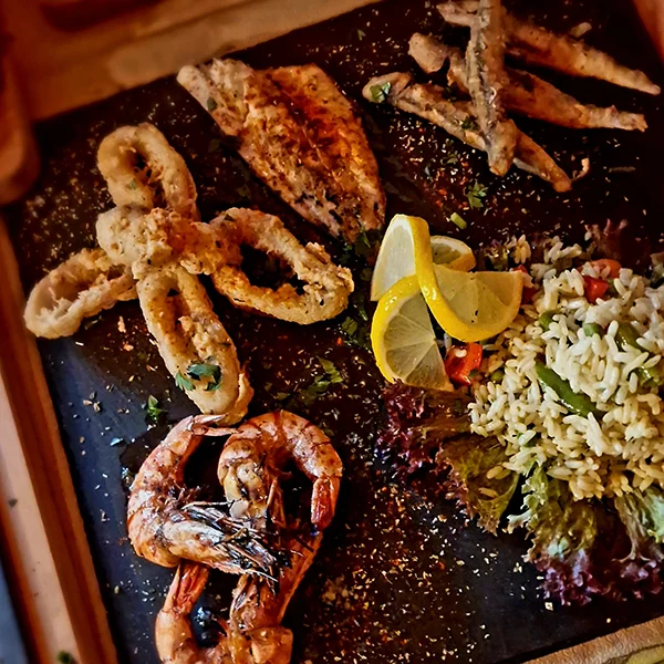 Tintenfischringe und Garnelen mit Reis