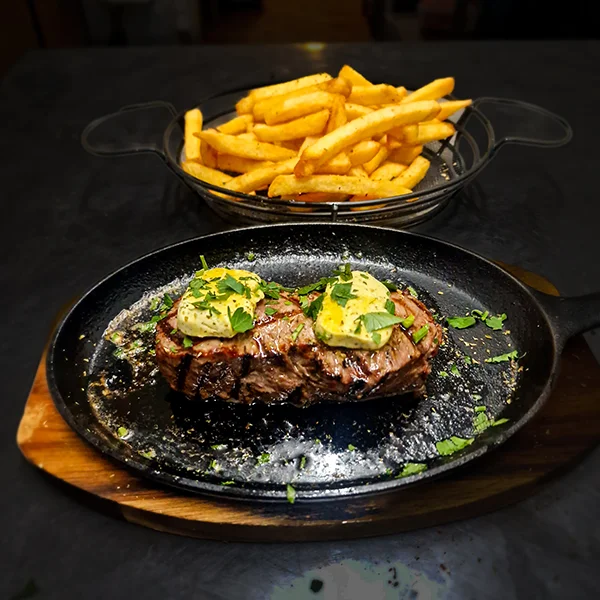 Steak mit Kräuterbutter und Pommes