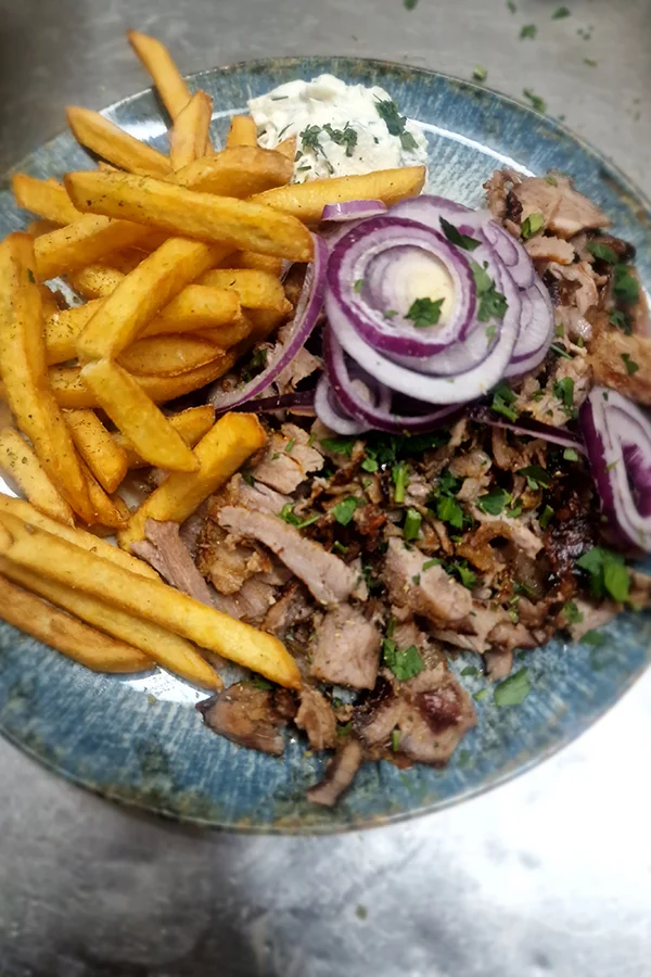Gyros mit Pommes und Tsatsiki